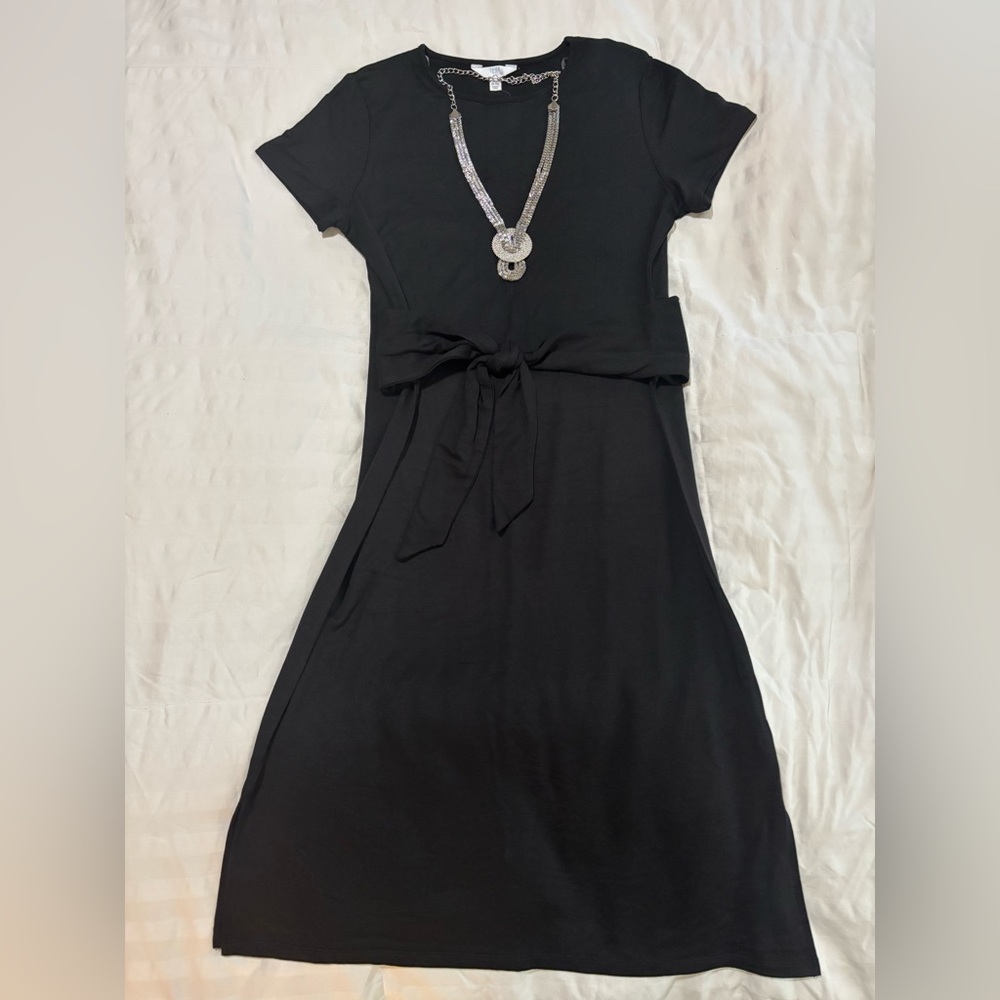 Women's Black Tie Waist Knit Dress.
Size: MED (8/10)